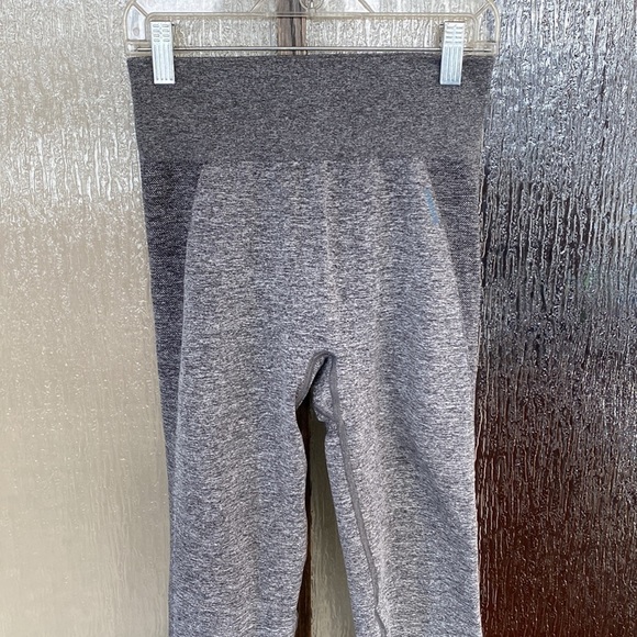 Gymshark legging in a two tone Heather gray in size Medium. EUC - Picture 5 of 5